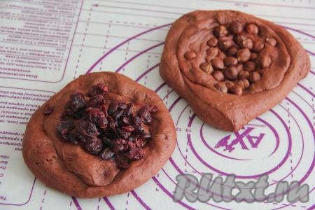 ​​​​​​​​​​​​​​Затем обмять тесто и разделить на три части. В каждую часть добавить сухофрукты (изюм, курагу, чернослив и т.д.). В 2 части теста я добавила вяленую вишню, вмесить вишню в тесто. В одну часть теста я добавила орехи и вмесила их.