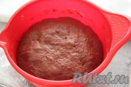 Тесто поднимется. Обмять и оставить в тепле ещё на 40 минут, тесто для кулича ещё раз хорошо поднимется.