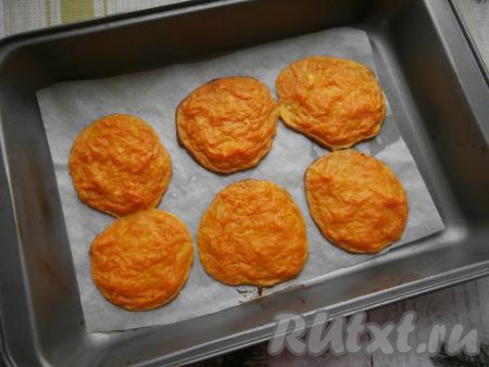 Готовить оладьи минут 15-20 в разогретой до 180 градусов духовке.