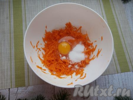 К натёртой тыкве добавить сахар, сырое яйцо, ванильный сахар, соль.