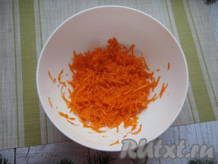 Кусочек тыквы очистить от кожуры и внутренностей. Натереть на средней тёрке 250 грамм мякоти тыквы.