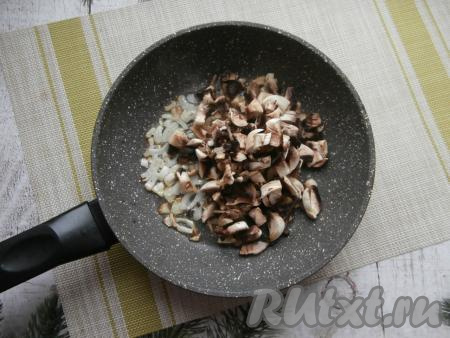 Обжарить лук, помешивая, до золотистости на среднем огне, затем добавить нарезанные мелко шампиньоны.