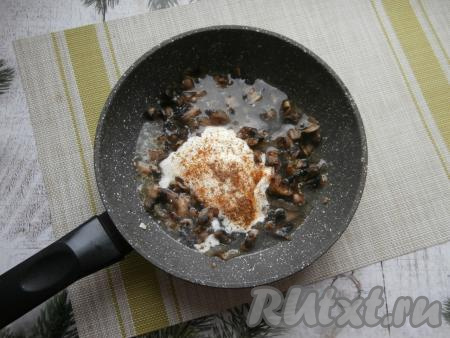 Влить 100-120 мл горячей воды.