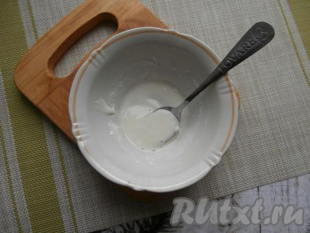 Отдельно муку смешать с 1,5 столовыми ложками холодной воды до однородности.