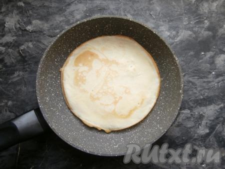Жарить блинчик на среднем огне до румяности с одной стороны (примерно, 2-3 минуты), затем перевернуть и жарить ещё около 1 минуты.