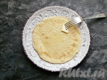 Готовый блинчик переложить на тарелку и смазать сливочным маслом. Пожарить все блины, не забывая смазывать их сливочным маслом. Я жарю на сковороде диаметром 20 сантиметров и у меня из указанного количества ингредиентов обычно выходит 12-14 блинов.