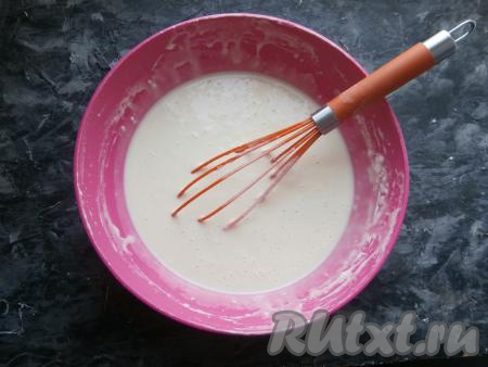 Добавляя частями муку, нужно ориентироваться на консистенцию блинного теста, которое должно получиться похожим на жирные сливки - не жидким, но и не слишком густым.