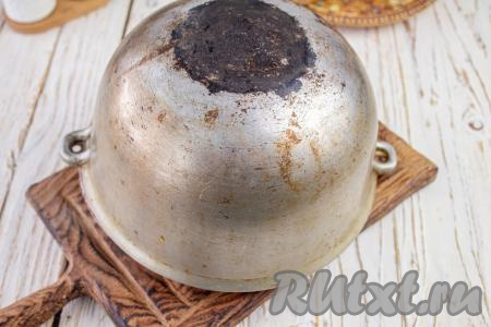 Накройте казан (или кастрюлю) доской или блюдом и переверните её верх дном. В таком положении можно оставить на 5-10 минут, чтобы мамалыга сохранила своё тепло. А пока все домочадцы соберутся за столом.