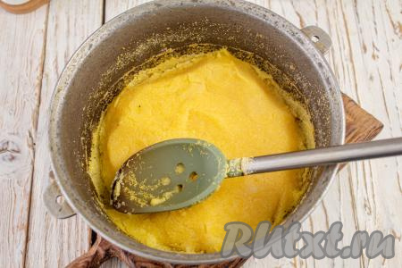 Готовность мамалыги проверяется по плотности массы и на момент, когда мамалыга начнёт "отходить" от краёв казана (или кастрюли).&nbsp;