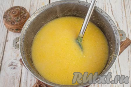 После того как введёте всю крупу, помешивая, варите на сильном нагреве 2-4 минуты до "первых бульков". Затем нагрев убавьте до минимума и варите мамалыгу, не мешая, ещё 20 минут.