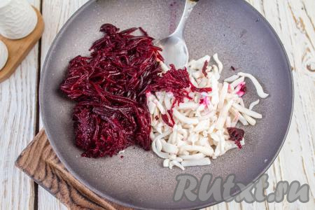 Выложите в салатник кальмара, нарезанного соломкой. Остывшую запечённую свеклу очистите и натрите на тёрке для моркови по-корейски (или нарежьте её тонкой соломкой), тоже выложите в салатник.