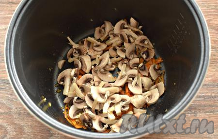 Ополаскиваем свежие шампиньоны, нарезаем их на тонкие пластинки и выкладываем в чашу к овощам. Перемешиваем, обжариваем 10 минут, иногда перемешивая. Программа «Жарка» завершена.