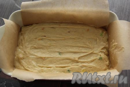 Форму застелить пергаментом. Выложить тесто в форму (я выпекала в обычной форме для прямоугольного кекса) и разровнять.