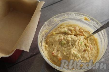 Перемешать тесто ложкой или лопаткой. Тесто получится в меру густым, воздушным и комковатым.