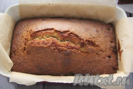 Выпекать пасхальный кекс в разогретой духовке при температуре 180 градусов минут 40-45. Для того чтобы проверить готовность, проколите кекс сверху сухой зубочисткой, если на зубочистке не останется следов теста и она будет сухой, значит доставайте выпечку из духовки.