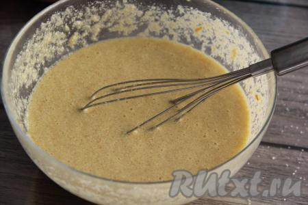 Пока мы вводим яйца, сахар полностью растворится.