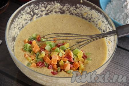 Добавить цукаты и перемешать.