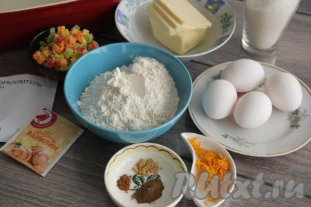 Подготовить продукты для приготовления пасхального кекса с цукатами. Заранее достать сливочное масло из холодильника, чтобы оно стало достаточно мягким, согревшись при комнатной температуре. Апельсин вымыть и снять с него цедру (снимая оранжевый слой кожуры, не затрагивайте расположенный под ней белый слой).