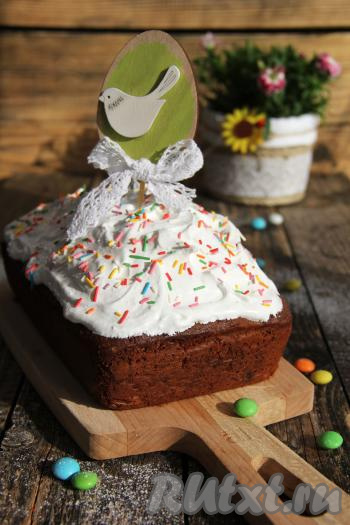 Вкусный, ароматный, влажный кекс остудить, а затем покрыть глазурью. Я использовала готовую покупную глазурь в пакетиках. Украсить пасхальный кекс с цукатами цветной посыпкой. Посмотрите, очень симпатичный кекс получился. Он украсит стол в Светлый праздник Пасхи!