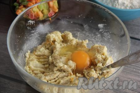 Далее добавить яйца по одному, каждый раз тщательно перемешивая массу.