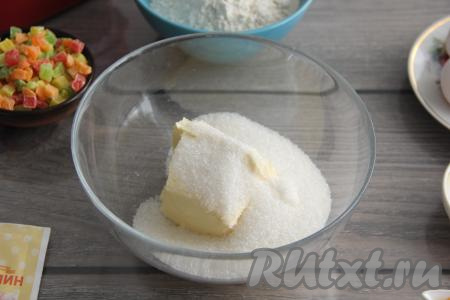 Соединить в глубокой миске мягкое сливочное масло и сахар.