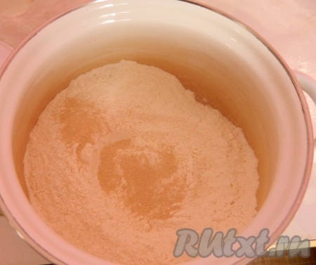 Сначала делаем дрожжевое тесто для пиццы. Смешиваем муку, дрожжи и соль.
