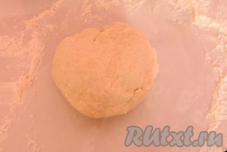 Перекладываем тесто на поверхность, присыпанную мукой, и интенсивно вымешиваем. Формируем шар, перекладываем его обратно в кастрюлю, накрываем чем-нибудь (я полотенцем) и ставим в теплое место на 1 час.