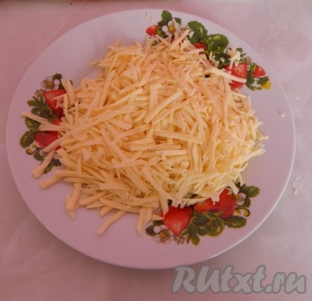 Трем сыр на крупной терке.