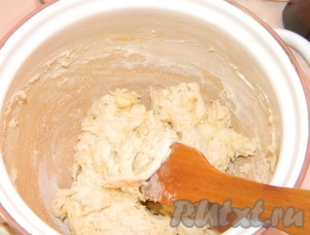 Добавляем воду (температура воды должна быть, примерно, 40 градусов) и масло. Очень хорошо перемешиваем.