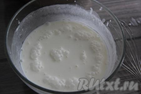 К сметане и сыру влить воду, посолить по вкусу, перемешать получившийся сметанный соус венчиком.