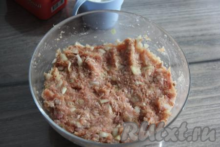 Хорошо вымесить фарш.