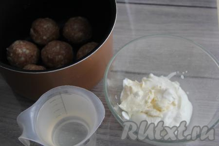 Приготовить соус, для этого соединить сметану и плавленный сыр. Если нет плавленного сыра, то можно обойтись и без него.