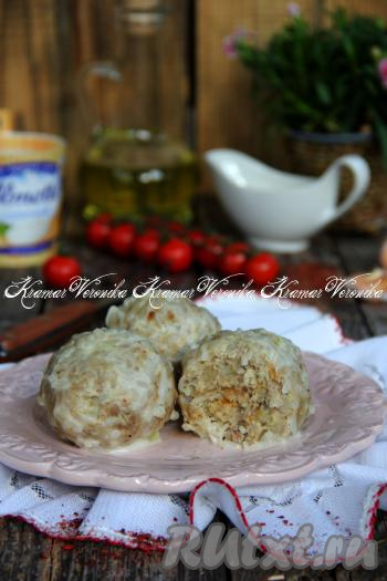 Вот такие аппетитные и очень вкусные ёжики получились. Их можно подать с любым гарниром, полив вкусным сметанным соусом, в котором тушились эти тефтельки в мультиварке.