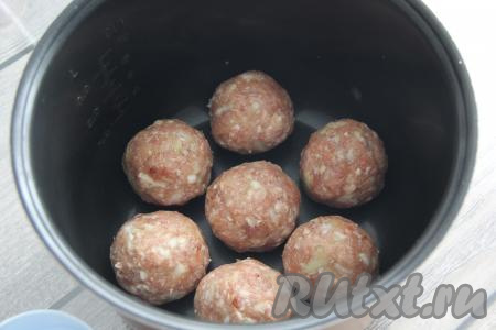 Сформировать круглых ёжиков любого размера. Я сделала достаточно крупные, у меня получилось 7 штук. Выложить ёжиков в чашу мультиварки.