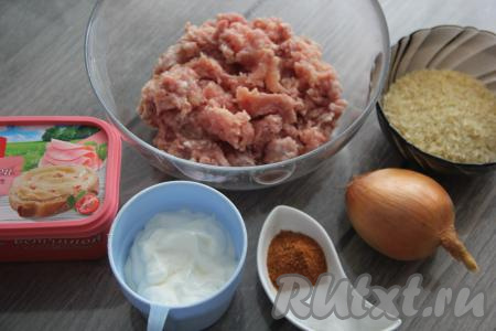 Подготовить продукты для приготовления ёжиков в сметанном соусе в мультиварке. Я приготовила домашний мясной фарш, пропустив через мясорубку кусочки свинины и куриного мяса.