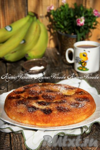 Готовый пирог перевернуть на тарелку.