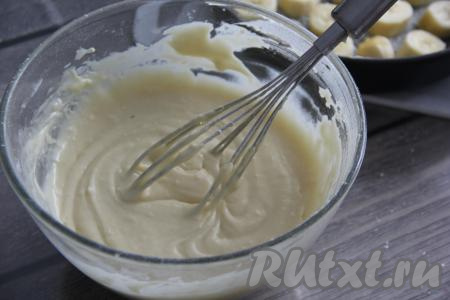 В получившееся однородное тесто постепенно всыпать оставшуюся муку, ориентируясь на консистенцию замешиваемого теста. Должно получиться тесто, напоминающее тесто для оладий, оно будет не очень густым, как на фото.