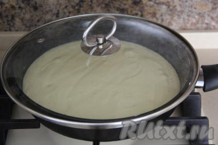 Поставить сковороду на средний огонь и накрыть крышкой.