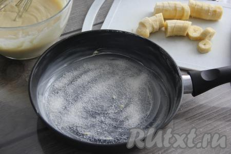 Сковороду (я использовала сковороду диаметром 22 см) смазать сливочным маслом и присыпать сахаром.