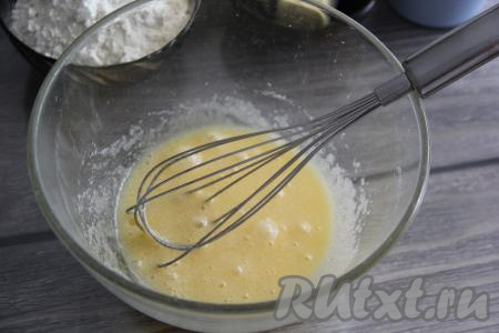 Перемешать массу венчиком.