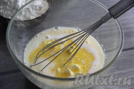 Влить молоко и растопленное сливочное масло (масло можно растопить в микроволновке, а затем, если оно чуть перегреется, остудить до комнатной температуры), перемешать.