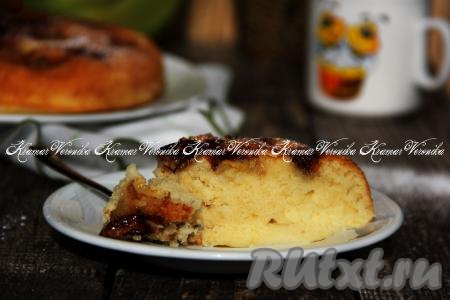 Нарезать нежный, воздушный банановый пирог на кусочки и подать к столу. Вот так достаточно просто и быстро можно приготовить на сковороде очень вкусную выпечку к семейному чаепитию.