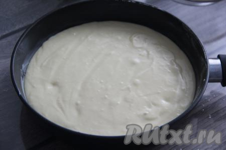 Залить бананы равномерно тестом.