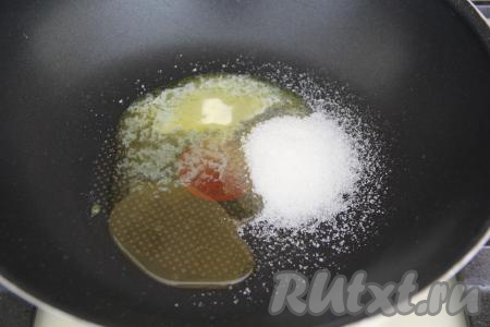 Для начала приготовим начинку из яблок. Яблоки вымыть и удалить плодоножку с косточками. Я не очищала яблоки от кожуры. В сковороду выложить сахар, масло и мёд, растопить, помешивая, на среднем огне до жидкого состояния.