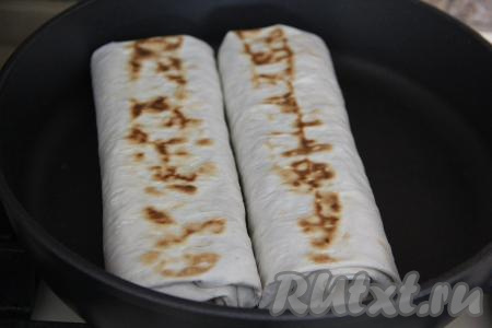 Жарить штрудель из лаваша с яблоками на сковороде на среднем огне с двух сторон до золотистого цвета. Я переворачивала штрудель несколько раз, чтобы он равномерно прогрелся.