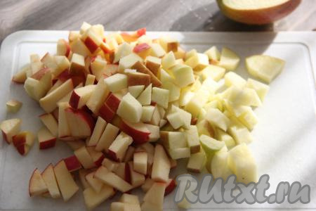 Яблоки нарезать на мелкие кубики.
