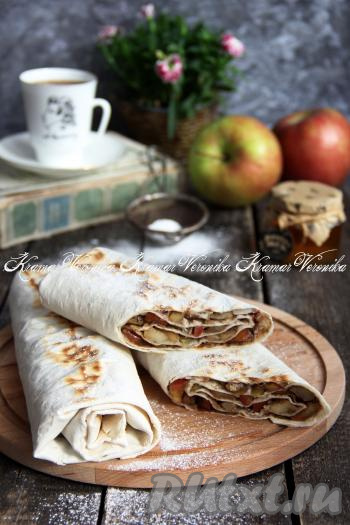 Разрезать яблочный штрудель на кусочки и подать к столу. Я при подаче присыпала сахарной пудрой.