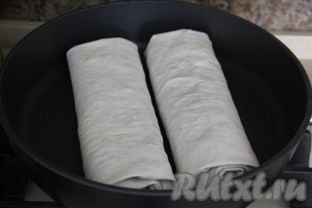 Сковороду разогреть и выложить два штруделя на сухую сковороду.