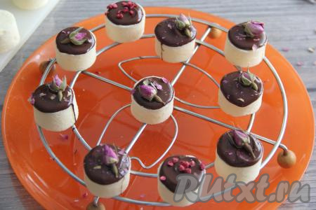 Готовый пласт освободить от плёнки и нарезать конфеты любой формы. Я нарезала конфеты с помощью круглой формы. Благодаря агар-агару конфетки отлично держат форму. Часть конфет "Птичье молоко" обваляла в кокосовой стружке, а часть покрыла растопленным шоколадом и украсила сухоцветами.&nbsp;