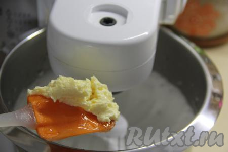 Затем, не прекращая взбивать, добавить небольшими частями смесь масла и сгущёнки.